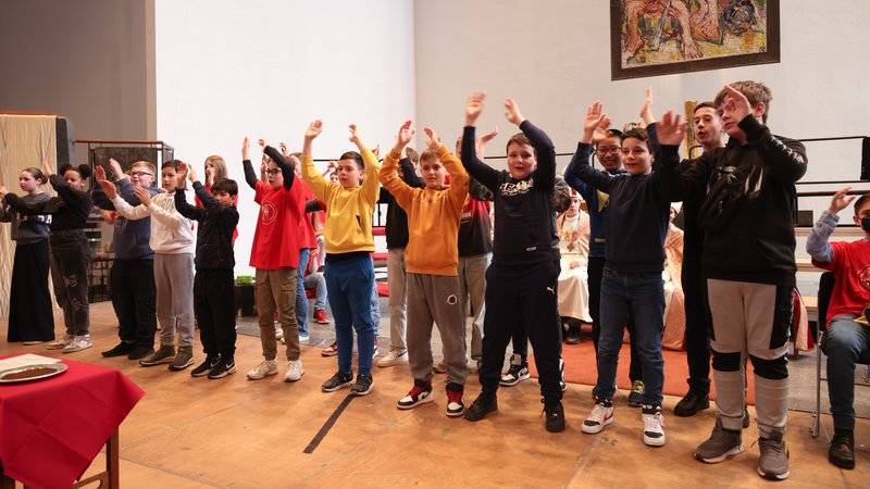 Eine Auftritt einer Schulklasse in der Kirche