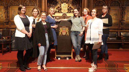 Die Absolventinnen der Ev. Berufsschule sind im Hamburger Rathaus ausgezeichnet worden.