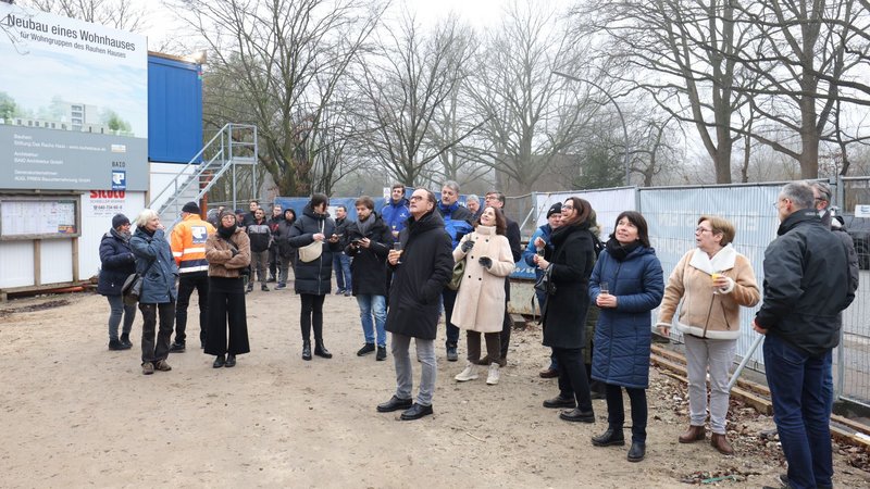 Richtfest: Die Gäste in Hummelsbüttel hören dem Polier bei seiner Rede zu.