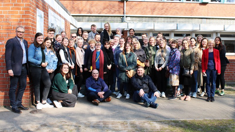 Besuch aus Aarhus vor der Ev. Hochschule