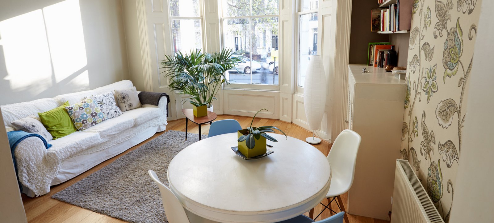 Blick in ein Wohnzimmer mit weißem Sofa