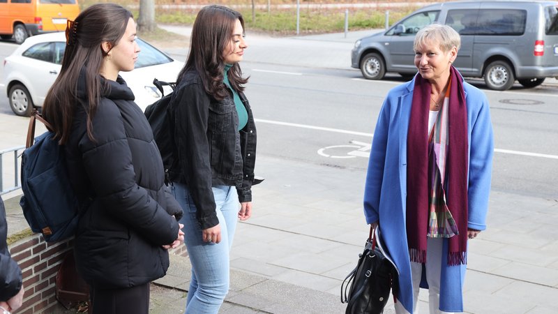 Schülerinnen empfangen Bischöfin Kirsten Fehrs vor der Wichern-Schule.