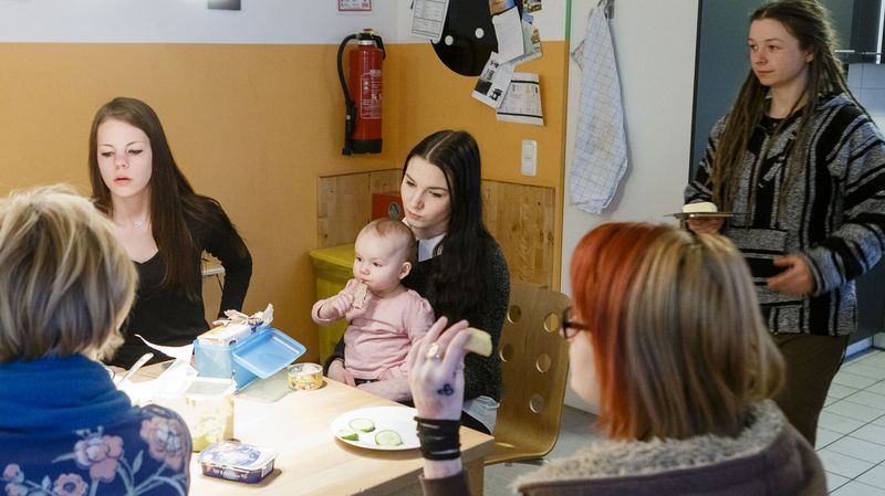 Junge Mütter mit ihren Kindern in einer Mutter-Vater-Kind-Einrichtung