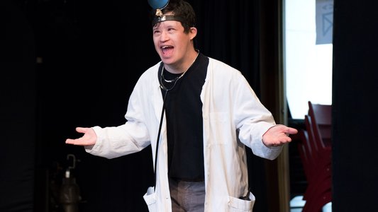 Amon Nirandorn, einer der Klabauter-Schauspieler, spielt in dem Stück "alle krank" einen Arzt.