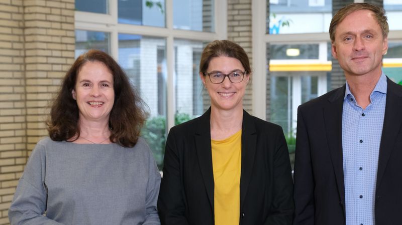 Vorständin Sabine Korb-Chrosch, Prof. Kathrin Hahn und Vorsteher Dr. Andreas Theurich