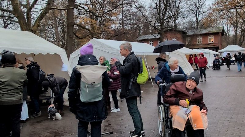 Viele Menschen besuchen die Stände auf dem Adventsmarkt