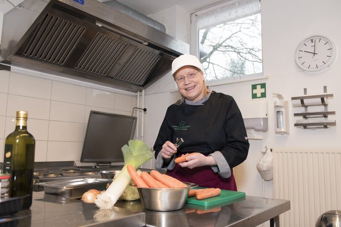 Eine Frau bereit Speisen zu.