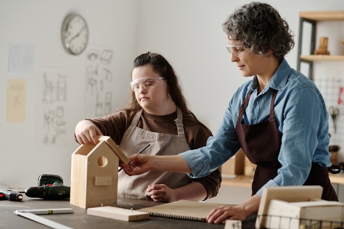 Behinderte Frau lernt ein Handwerk