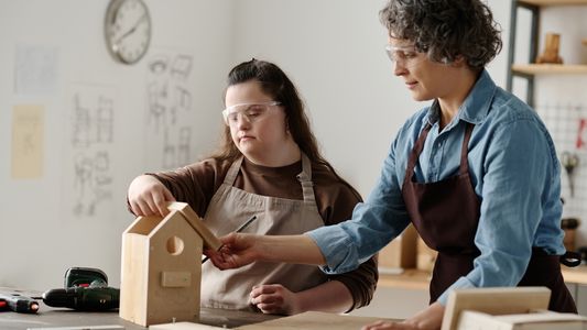 Behinderte Frau lernt ein Handwerk