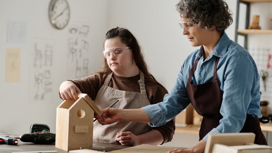 Behinderte Frau lernt ein Handwerk