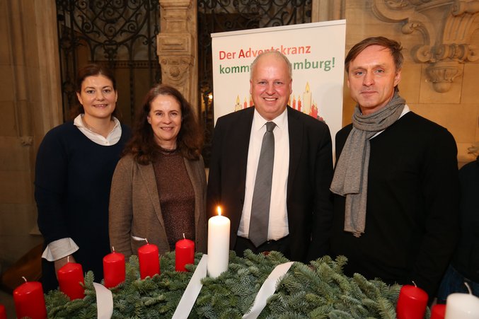 Katja Zimmer von der Wichern-Schule, Vorständin Sabine Korb-Chrosch und Vorsteher Dr. Andreas Theurich haben den Wichernschen Adventskranz an Staatsrat Jan Pörksen übergeben.