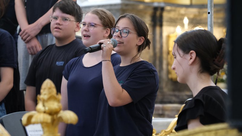 Der Chor mit Solist*innen und die Schulbigband sorgten für gute Musik