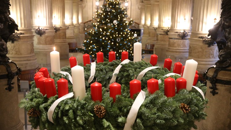 Die erste Kerze brennt! Der Wichernsche Adventskranz steht jedes Jahr im Hamburger Rathaus.