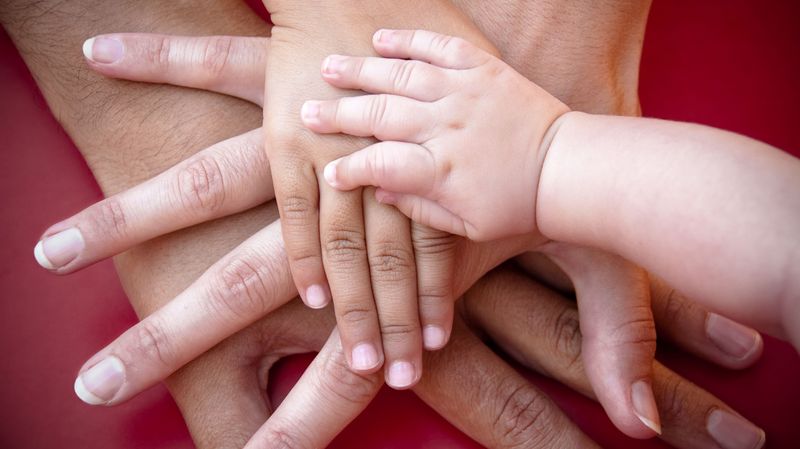 Händestapel: Papa, Mama und zwei Kinder
