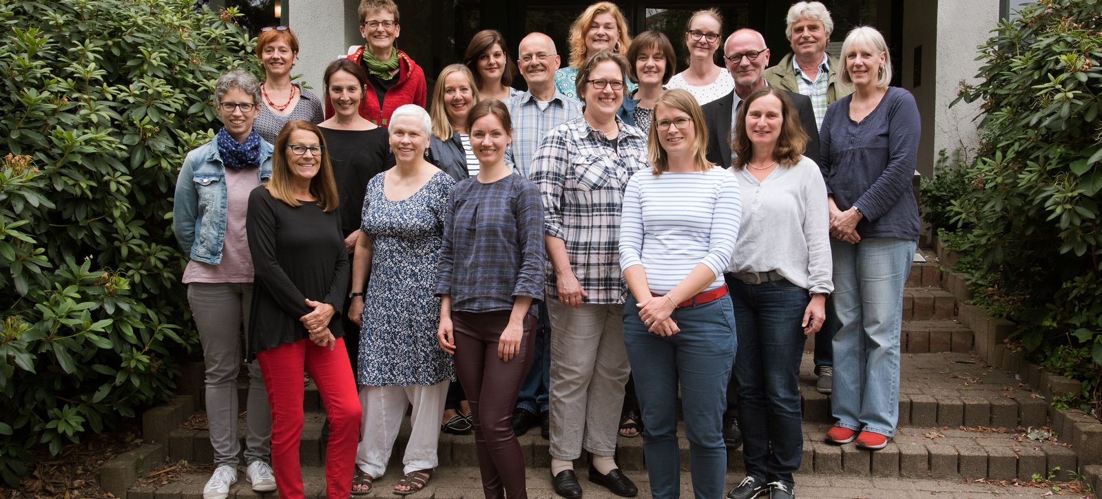 Das gesamte Team der Evangelischen Berufsschule vor der Schultür