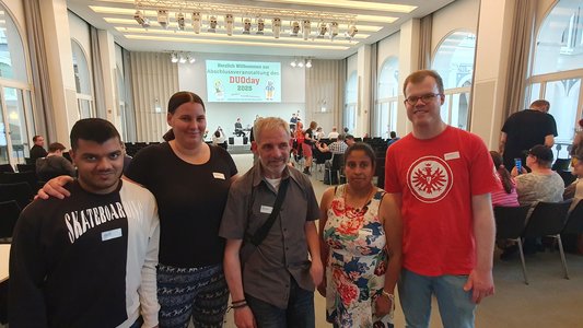 Fünf Teilnehmer*innen sind zur Abschlussveranstaltung gekommen.