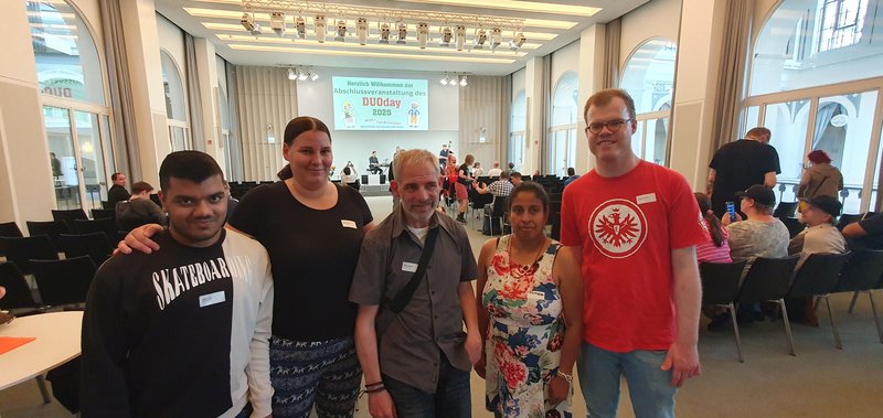 Fünf Teilnehmer*innen sind zur Abschlussveranstaltung gekommen.