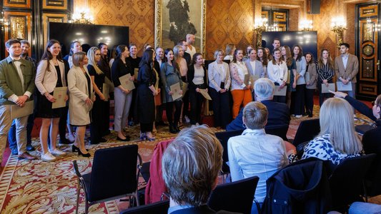 Die besten sechs Pflege-Azubis von unserer Berufsschule wurden von Senatorin Melanie Schlotzhauer im Hamburger Rathaus ausgezeichnet.