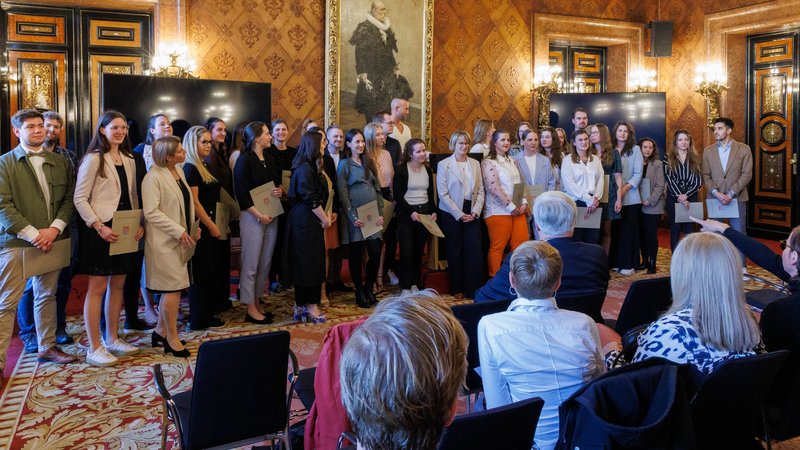 Die besten sechs Pflege-Azubis von unserer Berufsschule wurden von Senatorin Melanie Schlotzhauer im Hamburger Rathaus ausgezeichnet.