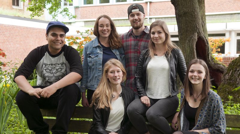 Sechs Studierende vor der Evangelischen Hochschule