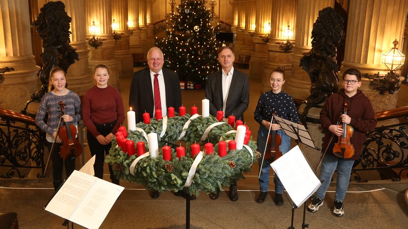 Staatsrat Pörksen, Vorsteher Andreas Theurich und das Streichquartett aus der Wichern-Schule