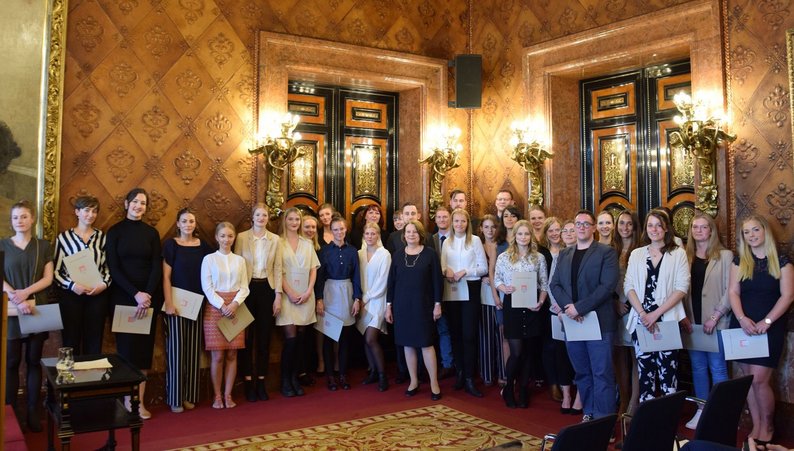 Drei Schüler der Berufsschule gehören zu Hamburgs besten Absolventen. Sie werden im Rathaus ausgezeichnet.