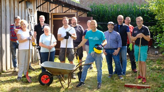 Mitarbeitende der Firma Colt Technology engagieren sich auf dem Gräflingsberg