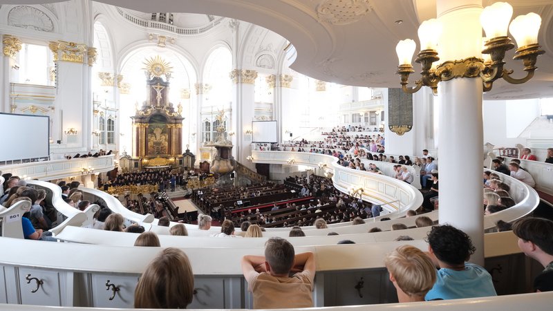 Blick zum Altar durch den gut gefüllten Kirchraum im Michel