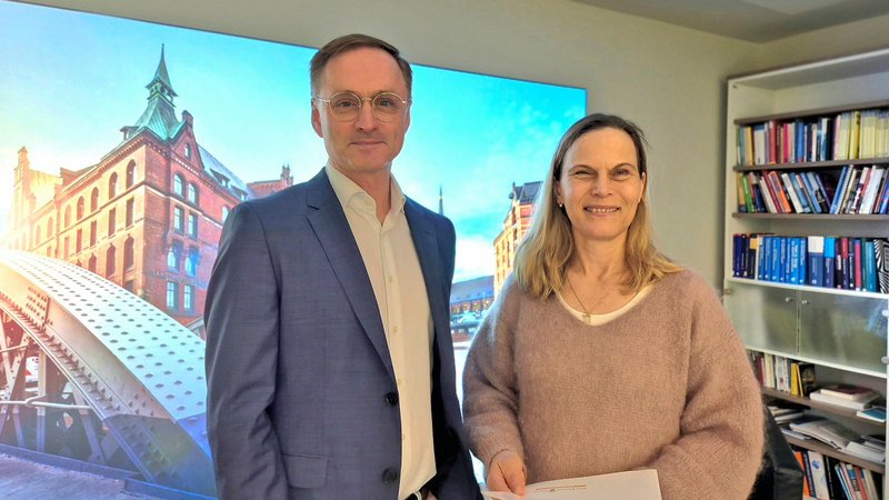 Dr. Andreas Theurich, Vorsteher des Rauhen Hauses, ernennt Prof. Dr. Kristina Dronsch offiziell zur neuen Präsidentin der Evangelischen Hochschule.