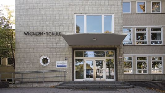 Blick auf den Haupteingang der Wichern-Schule