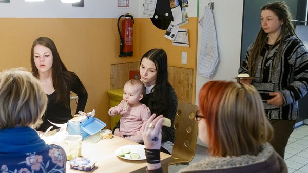 Junge Mütter mit ihren Kindern in einer Mutter-Vater-Kind-Einrichtung