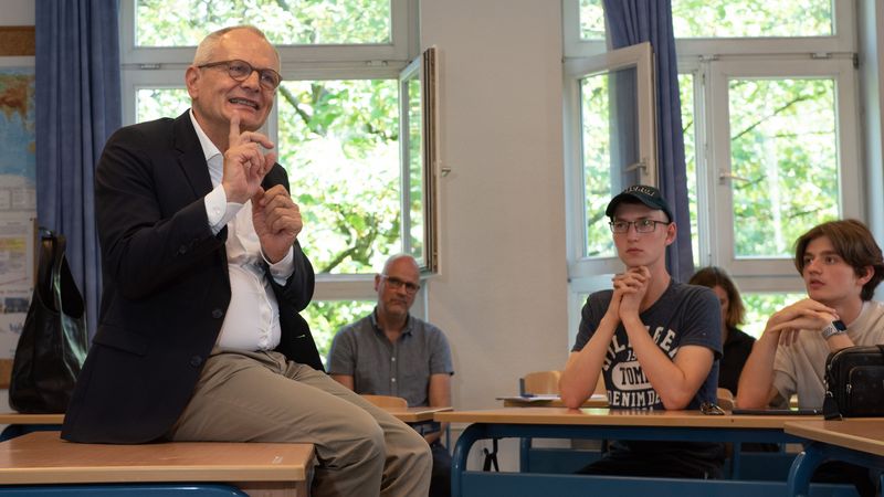 Diakonie-Präsident Lilie im Gespräch mit Oberstufenschülern der Wichern-Schule