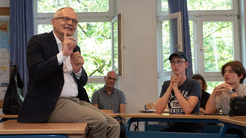 Diakonie-Präsident Lilie im Gespräch mit Oberstufenschülern der Wichern-Schule