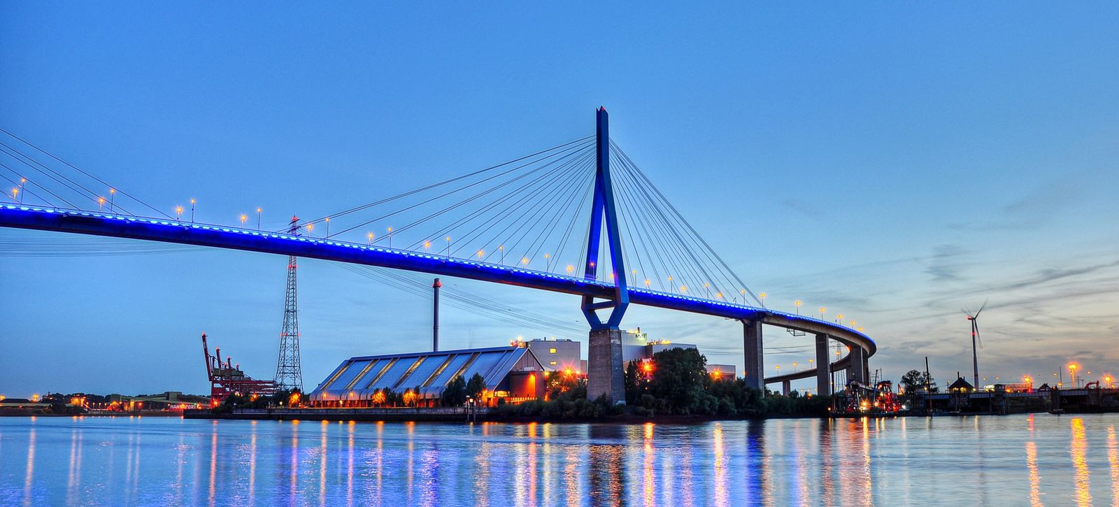 Köhlbrandbrücke über der Elbe mit Beleuchtung