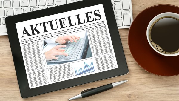 Blick auf ein Tablet mit Kaffeetasse