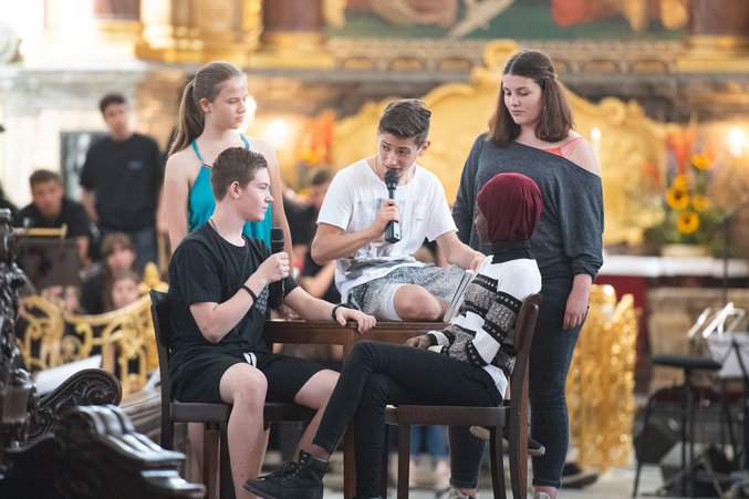 Alle Wichern-Schüler feiern Gottesdienst im Michel.