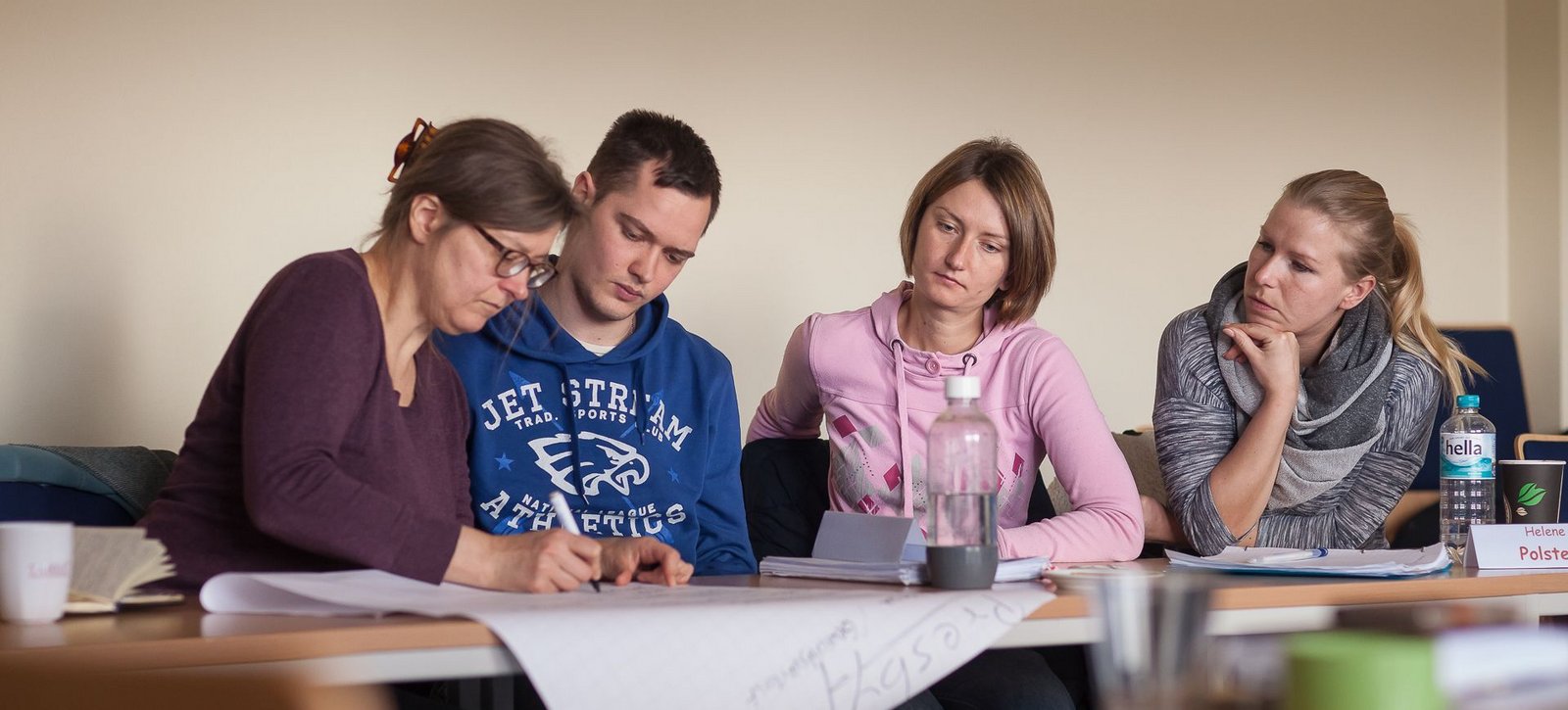 Lehrerin erklärt den Berufsschülern etwas