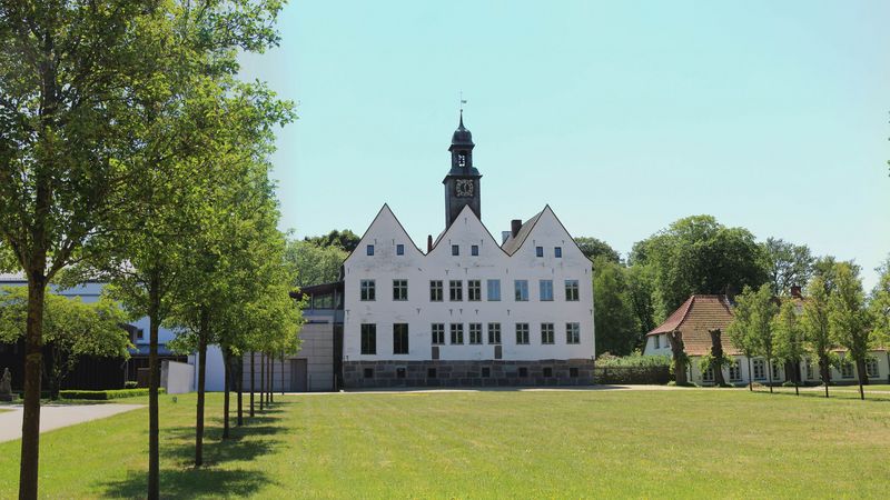 Blick auf das Herrenhaus vom Kloster Nütschau