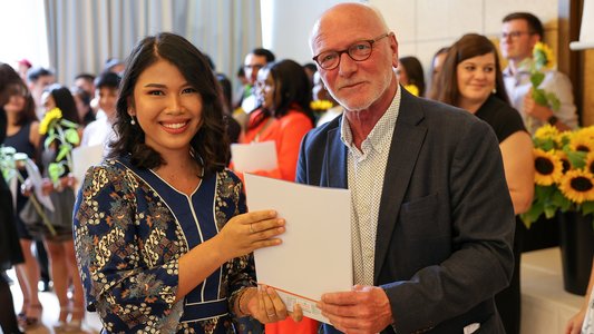 Schulleiter Carsten Mai mit einer Absolventin