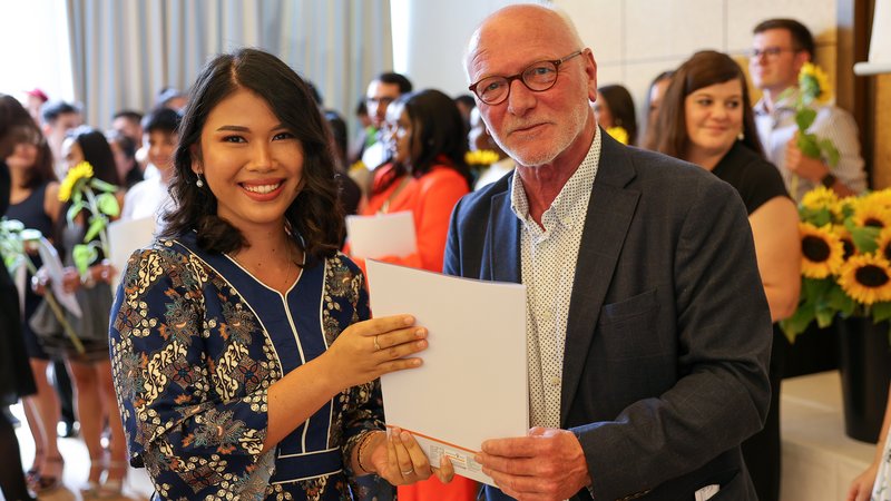 Schulleiter Carsten Mai mit einer Absolventin