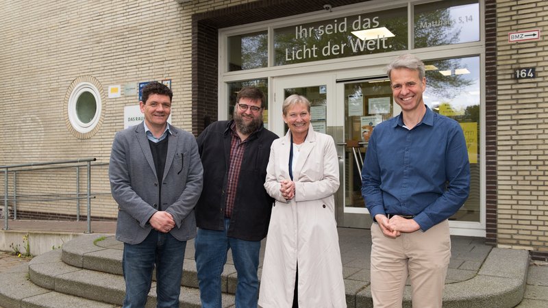 Bischöfin Kirsten Fehrs besucht die Wichern-Schule. Sie wird von Schulleiter Christoph Pallmeier, Rainer Schulz, Leiter der Ganztagsbetreuung, und Stefan Feilcke, Leiter dr Grundschule, begrüßt.