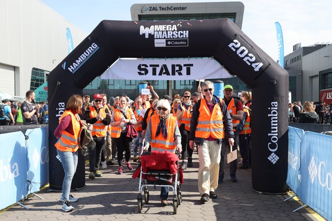 Start des Megamarsch mit 101-jähriger Frau mit Rollator