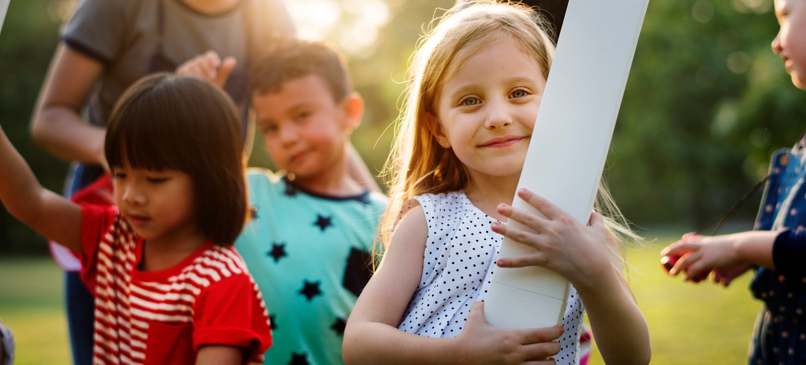 Drei Kindergartenkinder spielen.