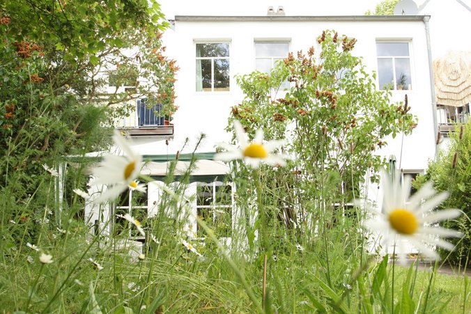 Blick durch den Garten auf den Treffpunkt Alstertreff