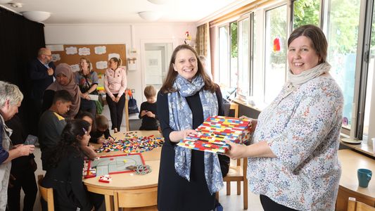 Sozialsenatorin Melanie Leonhard und Anja Meiforth, Leiterin des Spielhauses, zeigen eine fertige Lego-Rampe.
