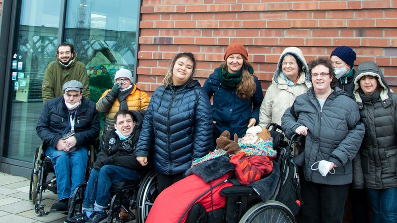 Das Ensemble des Klabauter Theaters steht vor dem Gebäude von Greenpeace in der Hafencity, Hamburg