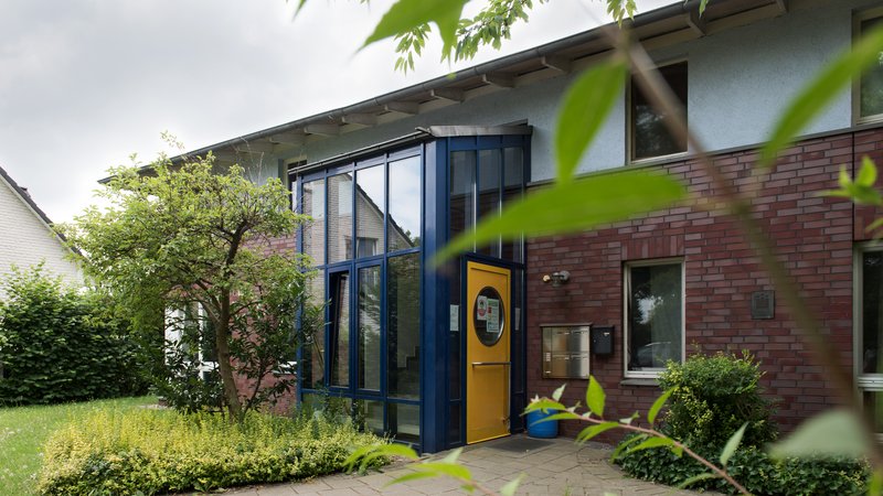 Blick auf das Wohnhaus Manshardtstraße 158