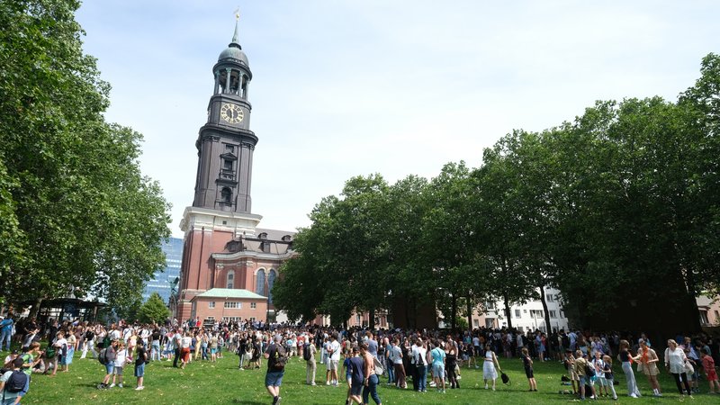 Nach dem Gottesdienst gibt es auf der Wiese vor dem Michel Eis für alle